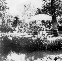 Моне работает над лилиями в Живерни 1920г